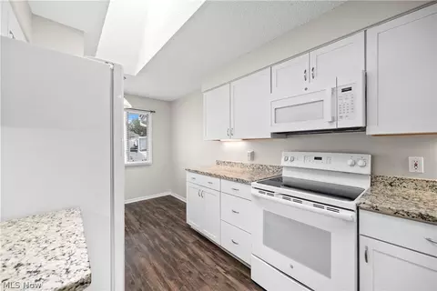 Kitchen - 4648 Oak Point Rd, Lorain, OH 44053 photo 3 of 4
