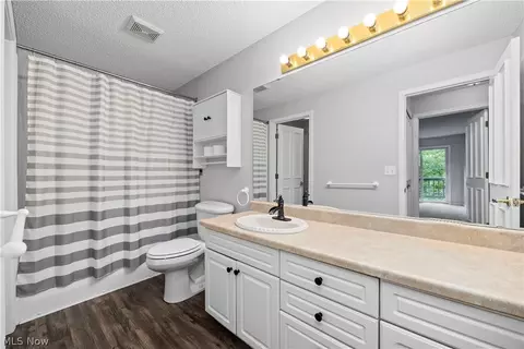 Bath - 4648 Oak Point Rd, Lorain, OH 44053 photo 1 of 2