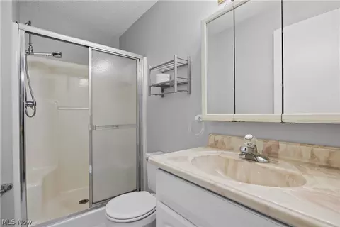 Bath - 4648 Oak Point Rd, Lorain, OH 44053 photo 2 of 2