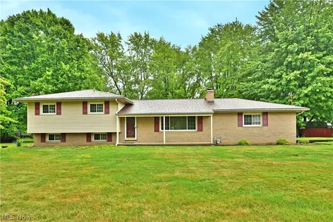 3246 Circle Dr, Cortland, OH 44410