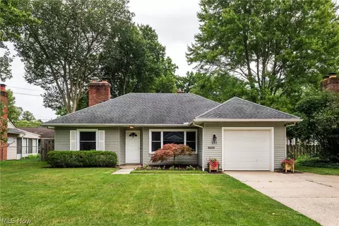 131 Edgewood Dr, Berea, OH 44017