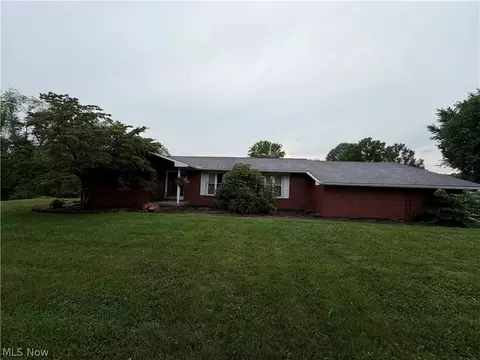 1038 College Dr SE, New Philadelphia, OH 44663