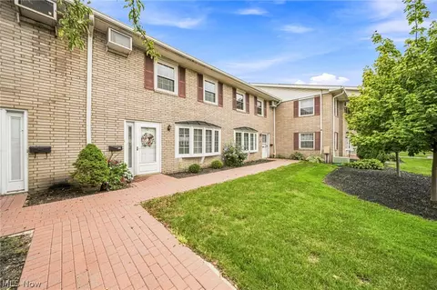 9 Meadowlawn Dr #6, Mentor, OH 44060