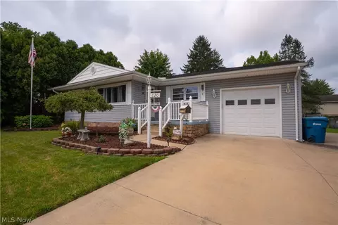 620 Dresden Dr, Hubbard, OH 44425