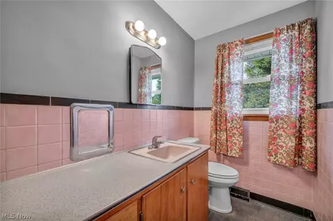 Bath - 131 Yunker Ct, Elyria, OH 44035 photo 3 of 3