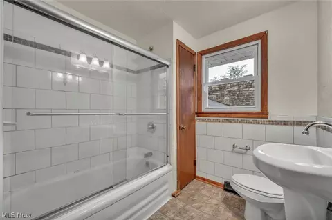 Bath - 131 Yunker Ct, Elyria, OH 44035 photo 2 of 3