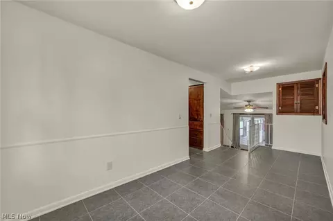 Entry Way - 131 Yunker Ct, Elyria, OH 44035 photo 2 of 3