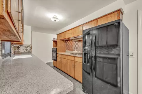 Kitchen - 131 Yunker Ct, Elyria, OH 44035 photo 3 of 5