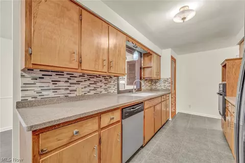 Kitchen - 131 Yunker Ct, Elyria, OH 44035 photo 5 of 5