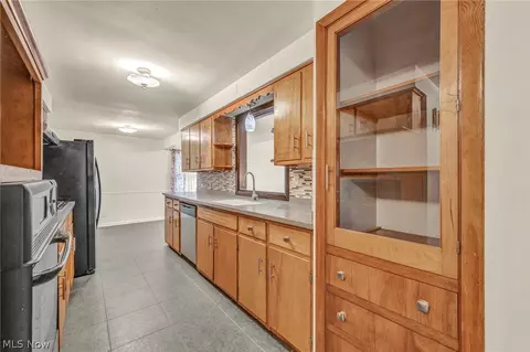 Kitchen - 131 Yunker Ct, Elyria, OH 44035 photo 2 of 5