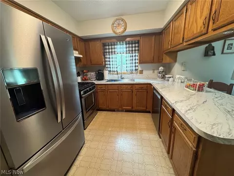 Kitchen - 6116 Thunderbird Dr, Mentor, OH 44060 photo 2 of 4