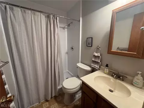 Bath - 6116 Thunderbird Dr, Mentor, OH 44060 photo 1 of 2