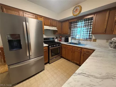 Kitchen - 6116 Thunderbird Dr, Mentor, OH 44060 photo 3 of 4