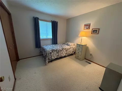 Bedroom - 6116 Thunderbird Dr, Mentor, OH 44060 photo 4 of 6