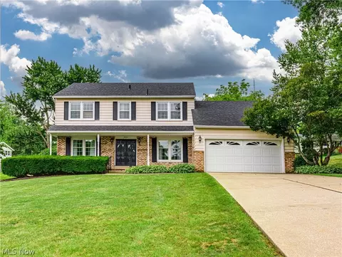 2724 Olentangy Dr, Akron, OH 44333