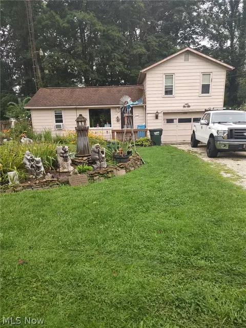 2072 Hilltop Dr, Carrollton, OH 44615