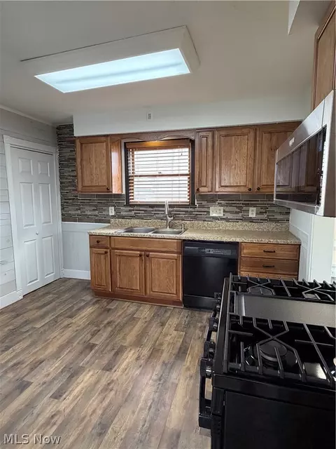 Kitchen - 456 W Wilson St, Struthers, OH 44471 photo 1 of 6