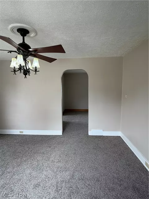 Living - 456 W Wilson St, Struthers, OH 44471 photo 3 of 4