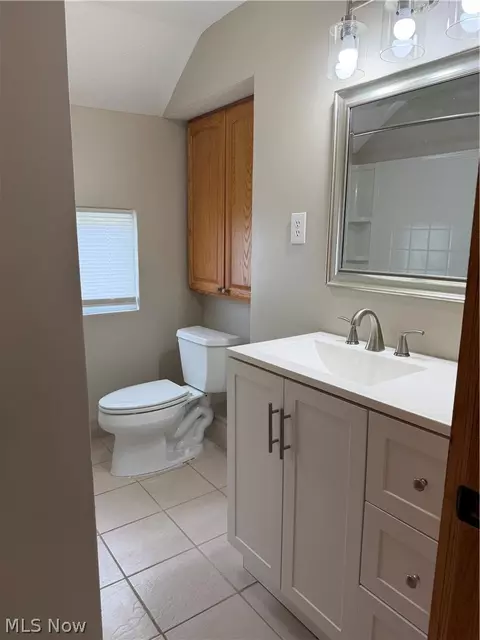 Bath - 456 W Wilson St, Struthers, OH 44471 photo 1 of 4
