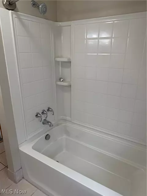 Bath - 456 W Wilson St, Struthers, OH 44471 photo 3 of 4