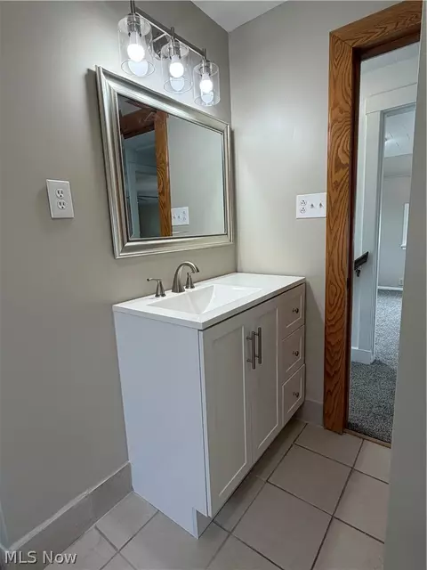 Bath - 456 W Wilson St, Struthers, OH 44471 photo 2 of 4
