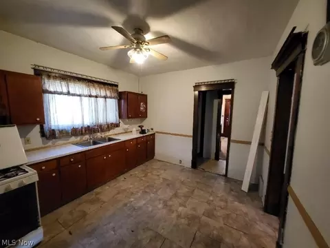 Entry Way - 261 Harrison St, Elyria, OH 44035 photo 1 of 2