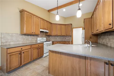 Kitchen - 892 Mayfield Dr, Boardman, OH 44512 photo 2 of 4