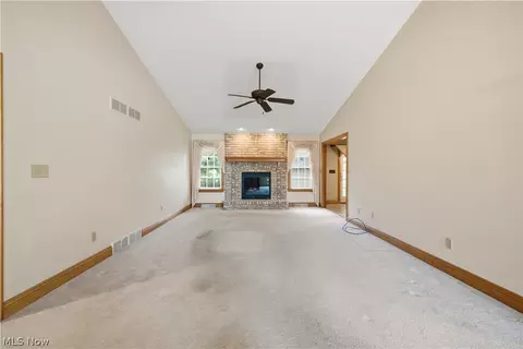 Living - 892 Mayfield Dr, Boardman, OH 44512 photo 3 of 4