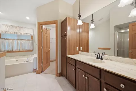 Bath - 892 Mayfield Dr, Boardman, OH 44512 photo 1 of 3