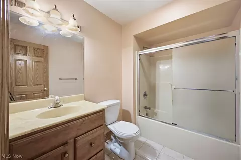 Bath - 892 Mayfield Dr, Boardman, OH 44512 photo 2 of 3