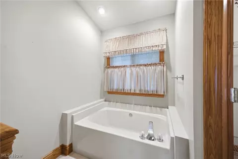 Bath - 892 Mayfield Dr, Boardman, OH 44512 photo 3 of 3