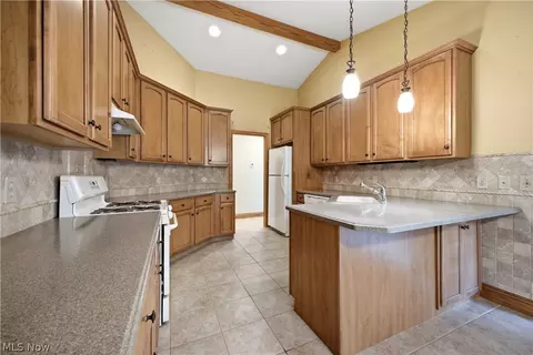 Kitchen - 892 Mayfield Dr, Boardman, OH 44512 photo 4 of 4
