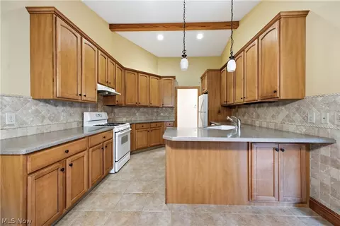 Kitchen - 892 Mayfield Dr, Boardman, OH 44512 photo 1 of 4