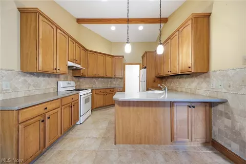 Kitchen - 892 Mayfield Dr, Boardman, OH 44512 photo 3 of 4