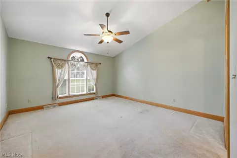 Living - 892 Mayfield Dr, Boardman, OH 44512 photo 4 of 4