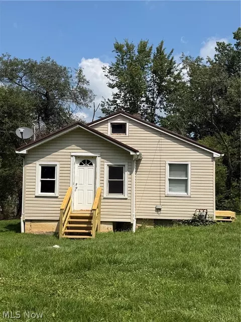 4966 Collins Dr, Newton Falls, OH 44444