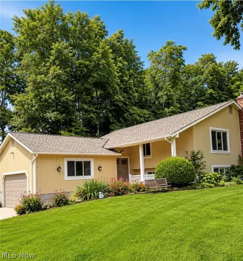 9000 Bluejay Ln, Mentor, OH 44060