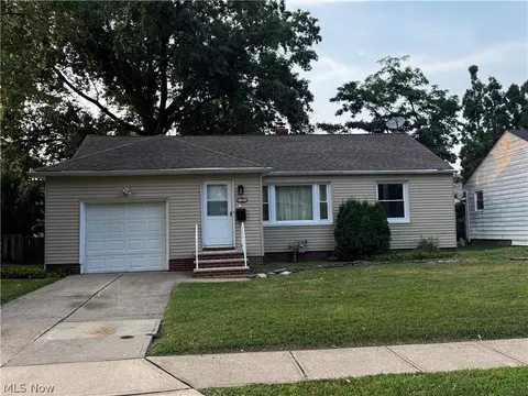 30107 Thomas St, Willowick, OH 44095