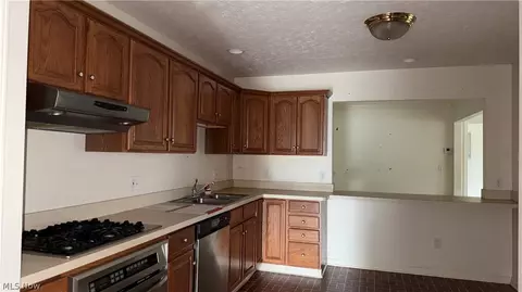 Entry Way - 4228 Castle Rdg, Akron, OH 44321 photo 1 of 1