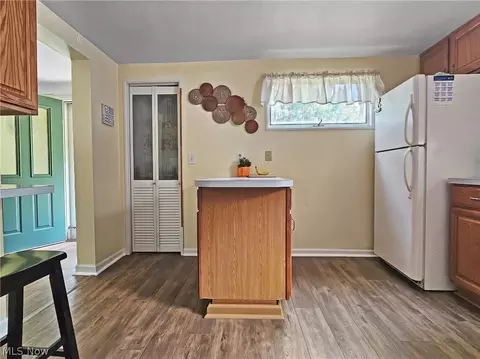 Kitchen - 27304 White Rd, Willoughby Hills, OH 44092 photo 5 of 7