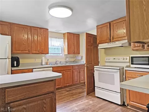 Kitchen - 27304 White Rd, Willoughby Hills, OH 44092 photo 1 of 7