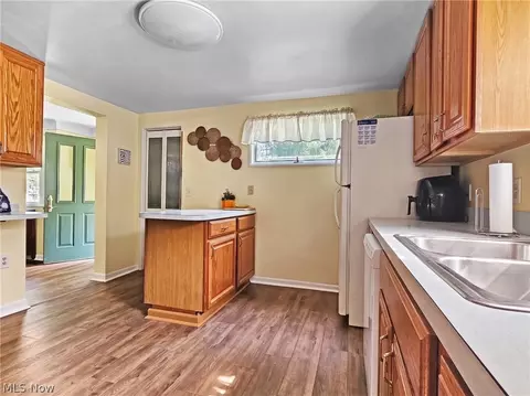 Kitchen - 27304 White Rd, Willoughby Hills, OH 44092 photo 6 of 7