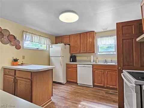 Kitchen - 27304 White Rd, Willoughby Hills, OH 44092 photo 2 of 7