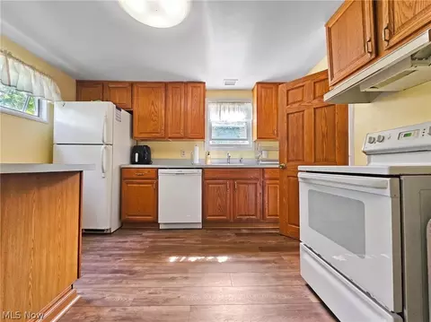 Kitchen - 27304 White Rd, Willoughby Hills, OH 44092 photo 4 of 7