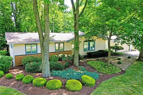 221 Southview Rd, Canfield, OH 44406
