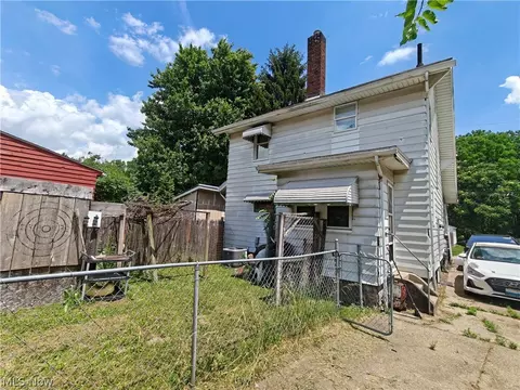 Exterior - 1135 Oak Ave NW, Canton, OH 44708 photo 2 of 3