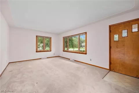 Living - 7454 Oberlin Rd, Elyria, OH 44035 photo 2 of 5