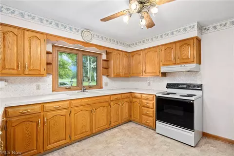 Kitchen - 7454 Oberlin Rd, Elyria, OH 44035 photo 2 of 5