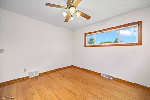 Bedroom - 7454 Oberlin Rd, Elyria, OH 44035 photo 5 of 8