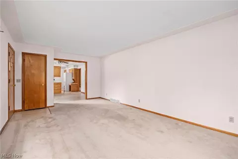 Living - 7454 Oberlin Rd, Elyria, OH 44035 photo 3 of 5